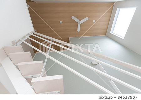 住宅イメージ　新築住宅　直線階段とシーリングファン 84637907