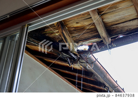 腐食した屋根の軒先と雨どい 雨降り 腐食した屋根の軒先と雨どい 雨降り 84637938