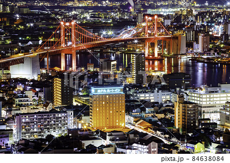高塔山からの素晴らしい夜景　ライトアップされた若戸大橋（福岡県北九州市) 84638084