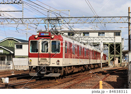近鉄　名古屋線　伊勢若松駅を発車した1000系電車 84638311