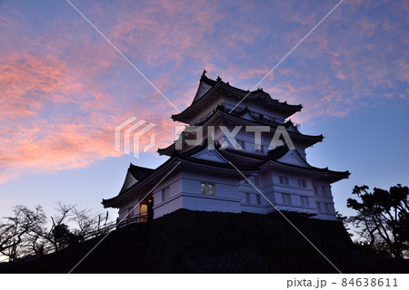 夕焼け空と小田原城の天守閣 夕焼け空と小田原城の天守閣 84638611
