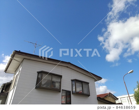住宅 屋根 アンテナ 青空 住宅 屋根 アンテナ 青空 84638659
