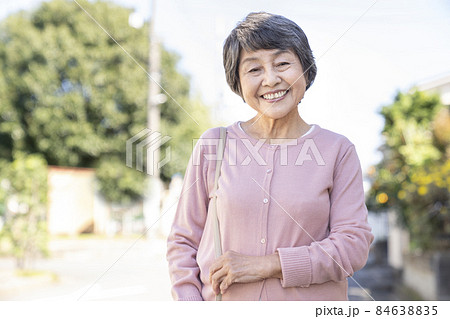 笑顔のシニア女性　カメラ目線　ポートレート 84638835