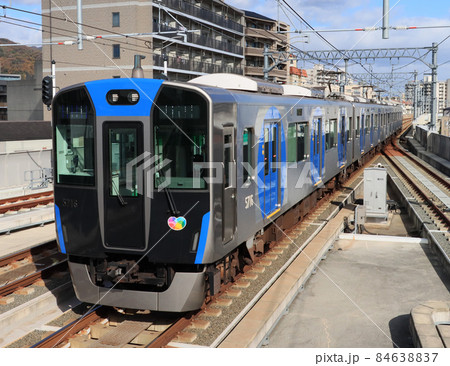 阪神 青木駅に到着する5700系電車 阪神 青木駅に到着する5700系電車 84638837