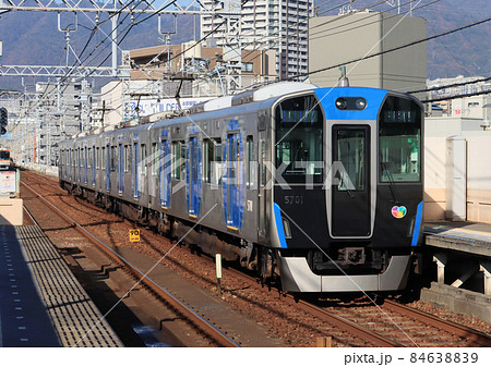 阪神 住吉駅に到着する5700系電車 阪神 住吉駅に到着する5700系電車 84638839