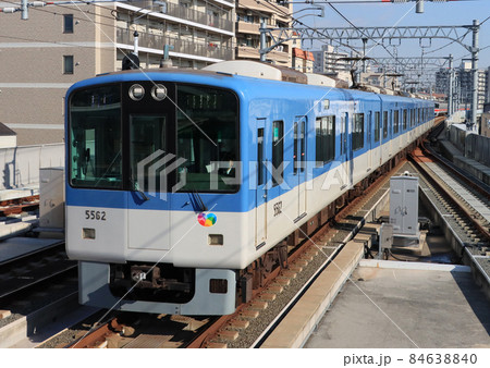 阪神 青木駅に到着する5550系電車 阪神 青木駅に到着する5550系電車 84638840