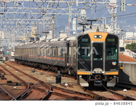 阪神 甲子園駅に到着する1000系電車 阪神 甲子園駅に到着する1000系電車 84638845