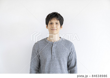 20代の男性　カメラ目線ポートレート　撮影協力:WEEK芝大門（サンフロンティア不動産） 84638986
