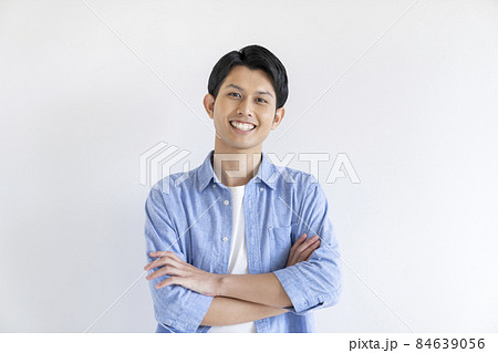 腕組みをした20代の男性　カメラ目線ポートレート　撮影協力:WEEK芝大門（サンフロンティア不動産） 84639056