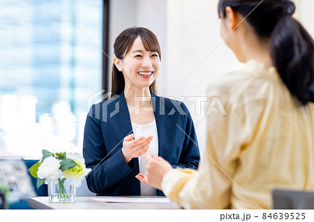若い女性の相談を受けるプランナー 若い女性の相談を受けるプランナー 84639525