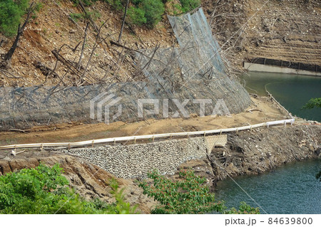水中に消える道とガードレール【宮ヶ瀬湖】/神奈川県相模原市 84639800