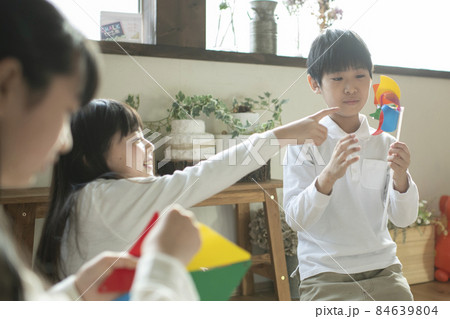 風車をつくる子どもたち 84639804