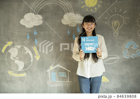 SDGs17の目標アイコンを持つ女の子 84639808