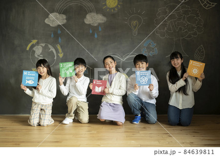 SDGs17の目標アイコンを持つ子どもたち SDGs17の目標アイコンを持つ子どもたち 84639811