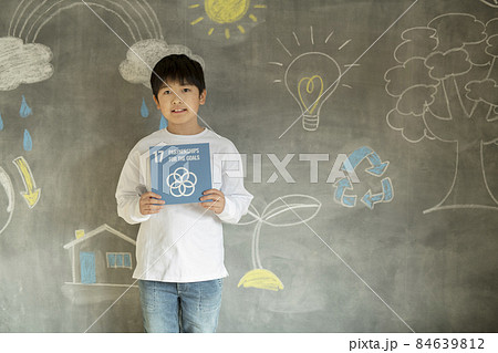 SDGs17の目標アイコンを持つ男の子 SDGs17の目標アイコンを持つ男の子 84639812