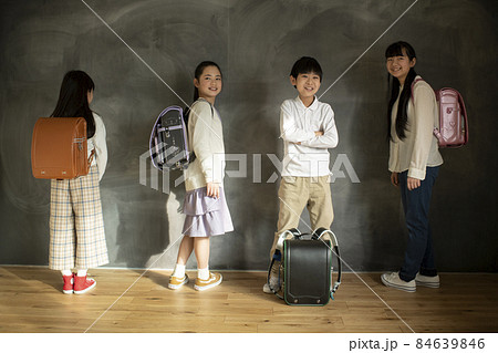 並んで立つ小学生 並んで立つ小学生 84639846