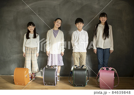 並んで立つ小学生 84639848