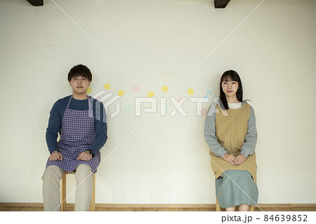 男性保育士と女性保育士 男性保育士と女性保育士 84639852