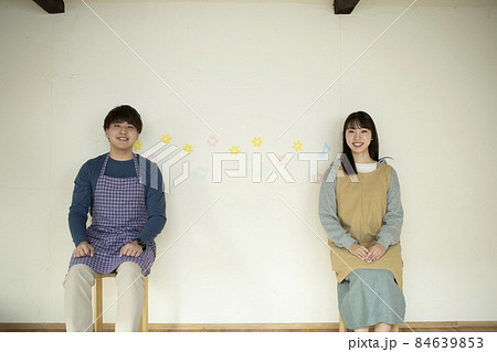 笑顔の男性保育士と女性保育士 笑顔の男性保育士と女性保育士 84639853