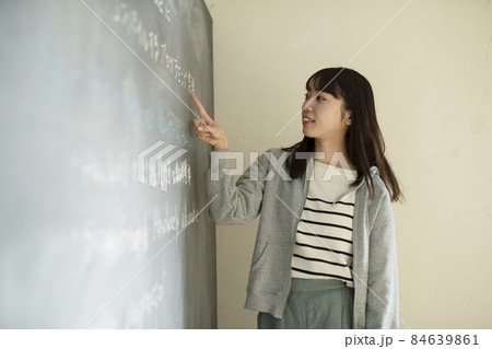 教壇に立つ若い女性教師 84639861