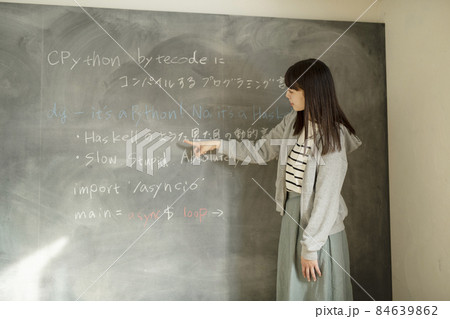 教壇に立つ若い女性教師 84639862
