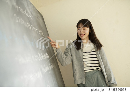 教壇に立つ若い女性教師 教壇に立つ若い女性教師 84639863