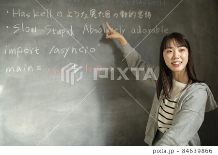 教壇に立つ若い女性教師 教壇に立つ若い女性教師 84639866