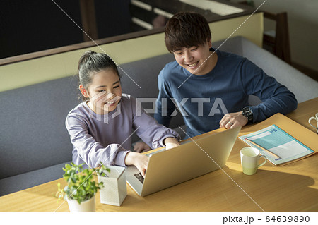 パソコンで学習する女の子と家庭教師 84639890