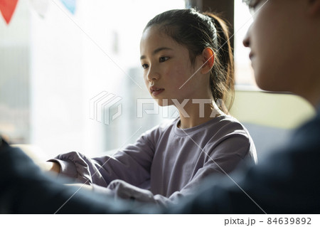 パソコンで学習する女の子と家庭教師 84639892