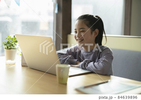ビデオ通話する女の子 84639896