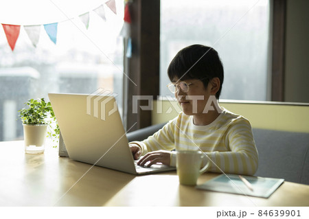 パソコンで学習する男の子 パソコンで学習する男の子 84639901