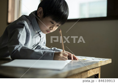 書き取りする男の子 84639913
