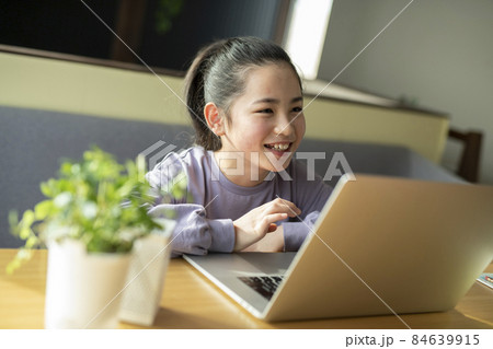 ビデオ通話する女の子 ビデオ通話する女の子 84639915