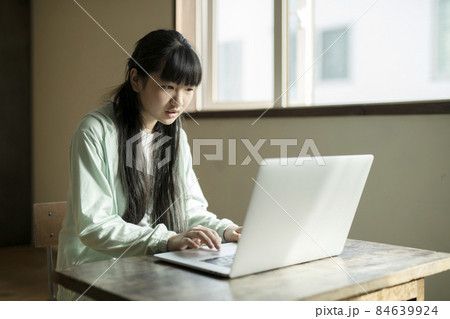 パソコンで学習する女の子 パソコンで学習する女の子 84639924