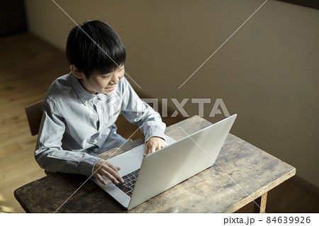 パソコンで学習する男の子 84639926