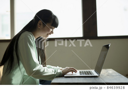 パソコンで学習する女の子 84639928