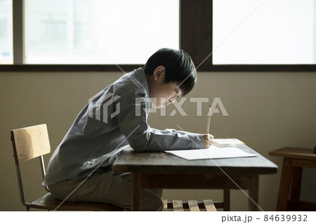 書き取りする男の子 84639932