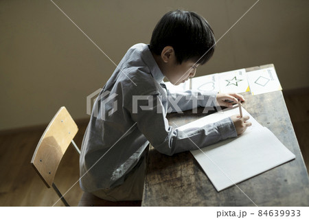書き取りする男の子 84639933