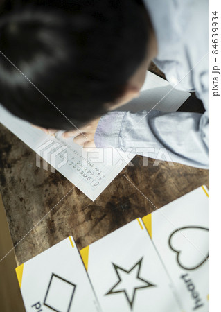 書き取りする男の子 書き取りする男の子 84639934