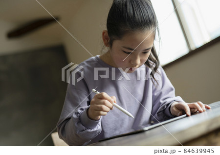 タブレットで学習する女の子 タブレットで学習する女の子 84639945