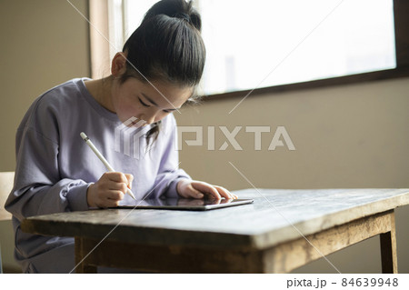 タブレットで学習する女の子 84639948