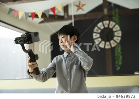 動画配信する男の子 84639972