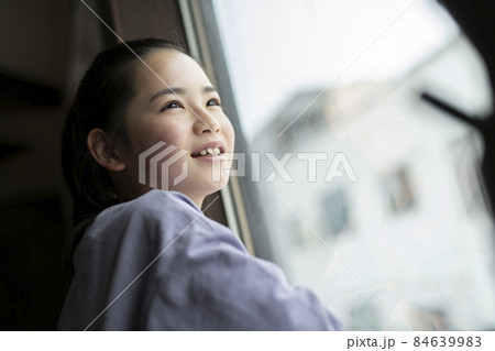 窓の外を見つめる女の子 84639983