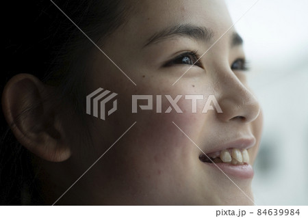 窓の外を見つめる女の子 84639984