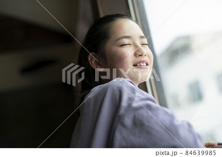 リラックスする女の子 84639985