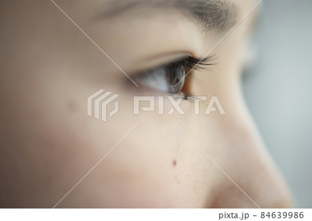 遠くを見つめる女の子 遠くを見つめる女の子 84639986