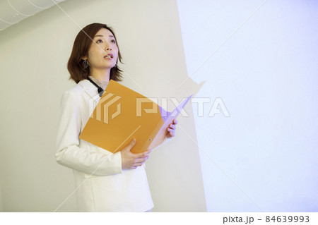 女性プレゼンター 女性プレゼンター 84639993