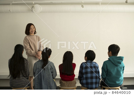 女性教師と子どもたち 女性教師と子どもたち 84640010