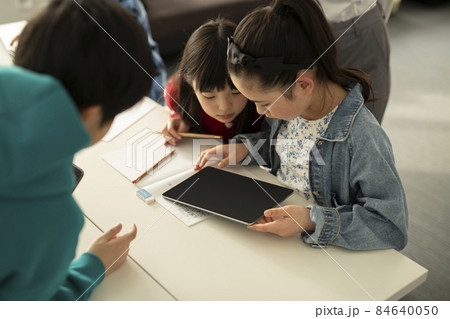 ICT教育 タブレットを見る小学生と教師 ICT教育 タブレットを見る小学生と教師 84640050