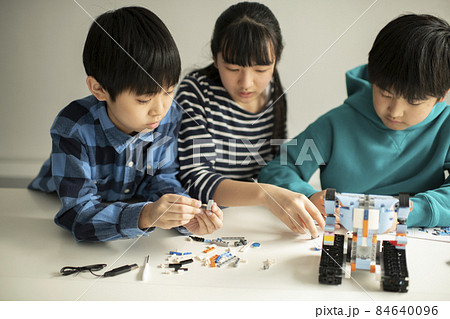 プログラミング・ロボットを組み立てる小学生 84640096
